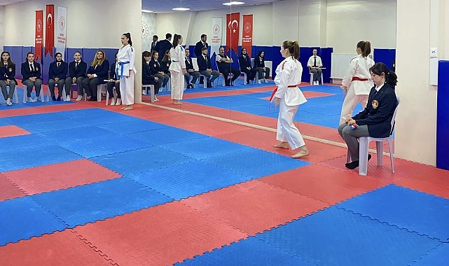 Kayseri'de Karate Hakemliği Kursu Tamamlandı: Yeni Hakemler Sahneye Hazır!