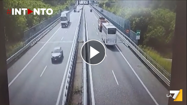 Tragico Incidente in Galleria Lomazzo: Autobus con Bambini Tampona Tir, Muore Insegnante
