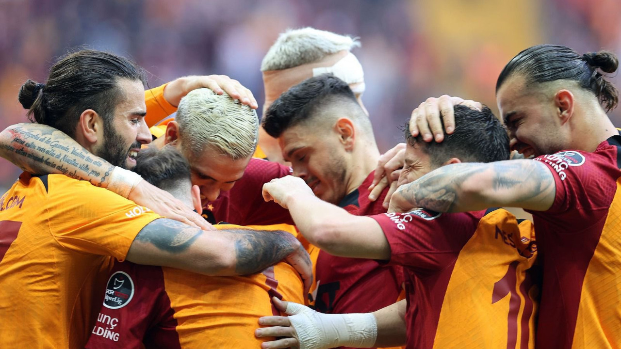 Galatasaray Şampiyonu Oldu! Ünlü İsimlerden Kutlama Yağmuru: 5. Yıldız Sahneye Çıktı!