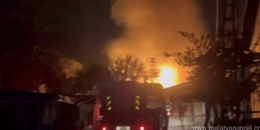 Şehrin göbeğinde kamyonet kasasında çocukların tehlikeli yolculuğu