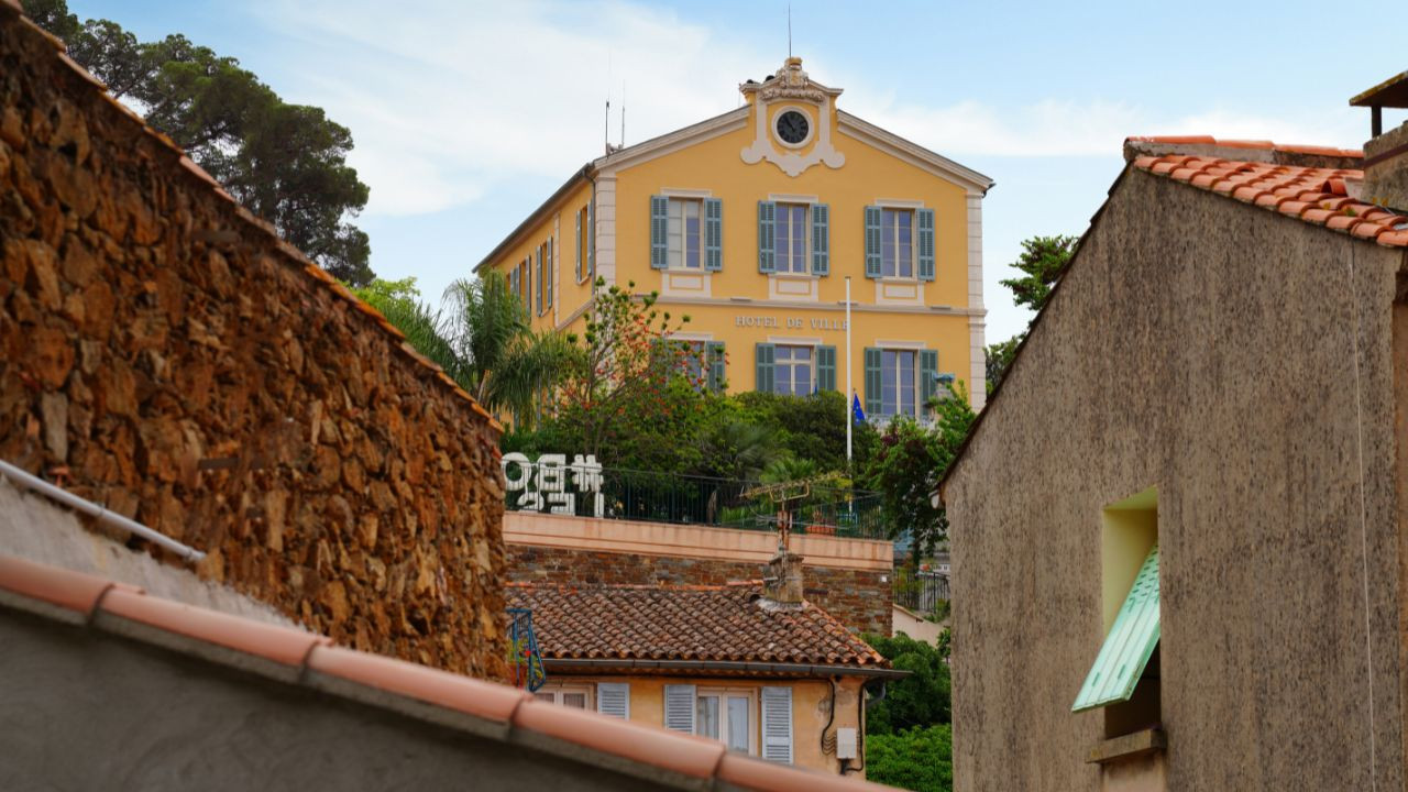 Découvrez la nouvelle demeure de Stéphane Bern au Lavandou : un paradis naturel