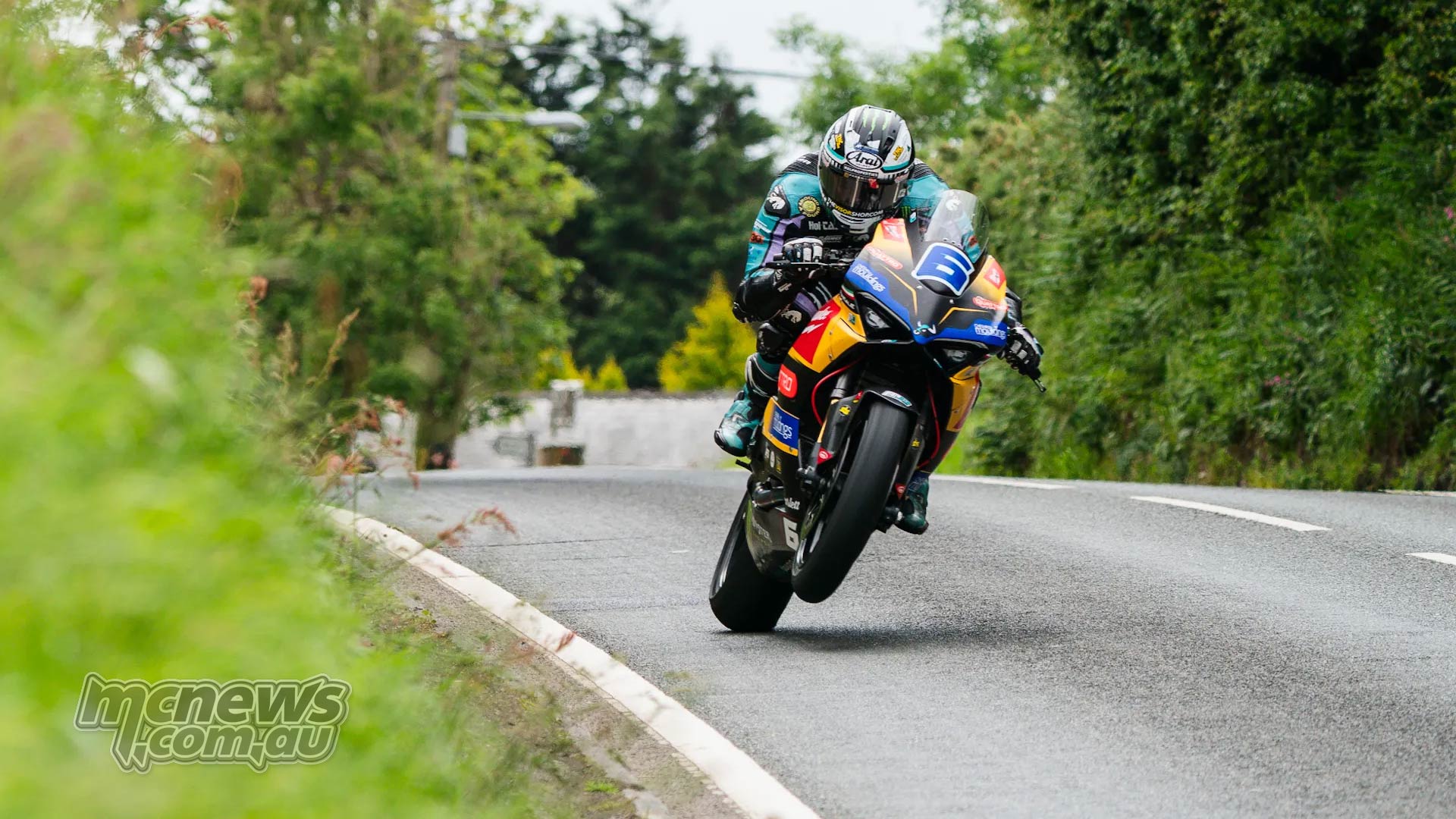 Michael Dunlop dominates second Supersport bout at TT 2025