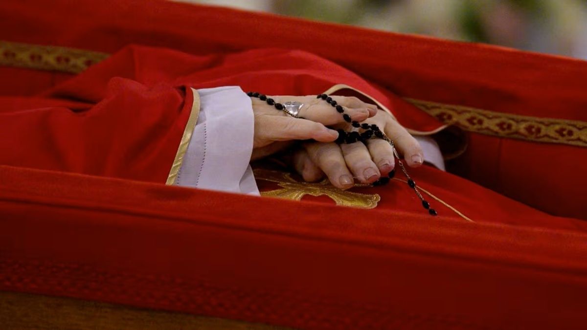 El Legado del Papa Francisco: Significado Profundo de su Mitra, Rosario, Féretro y Anillo