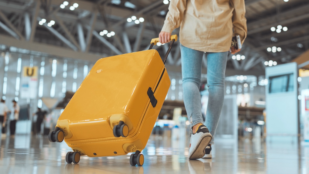 Un couple abandonne son fils à l'aéroport pour ne pas rater son avion et partir en vacances