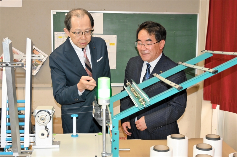 内堀雅雄知事、福島県のバドミントンラケット用ガット製造工場を視察