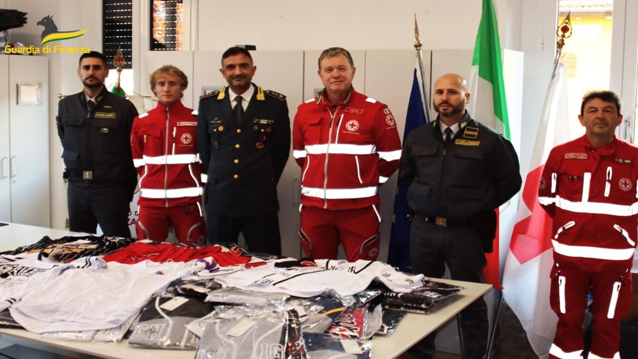 Sequestro di capi d'abbigliamento contraffatti: la Guardia di Finanza dona quasi 900 capi alla Croce Rossa