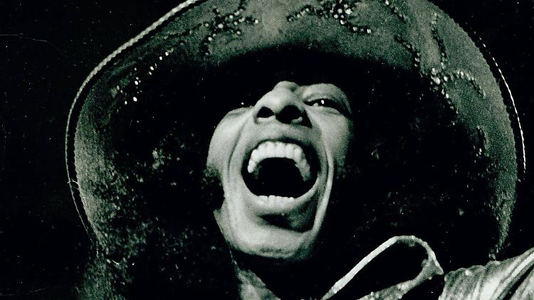 Funk-Ikone Sly Stone mit 82 Jahren verstorben: Ein musikalisches Vermächtnis, das Generationen prägte