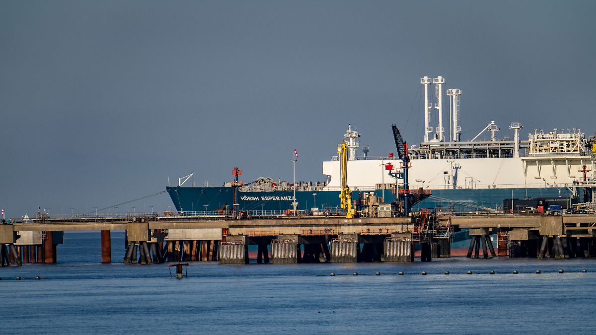 "Massive Überkapazität": Umwelthilfe fordert Stilllegung von LNG-Schiff in Wilhelmshaven