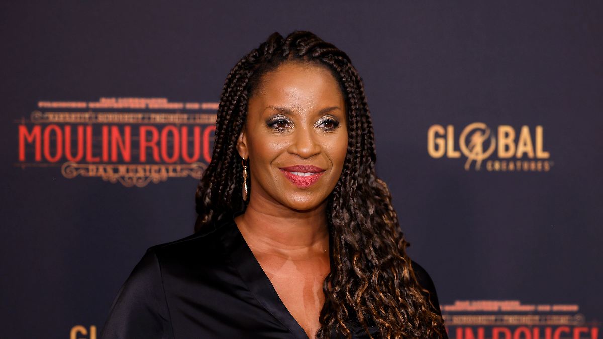 Vom Fernsehbildschirm in die Luft: "Lindenstraße"-Star Liz Baffoe wird Flugbegleiterin
