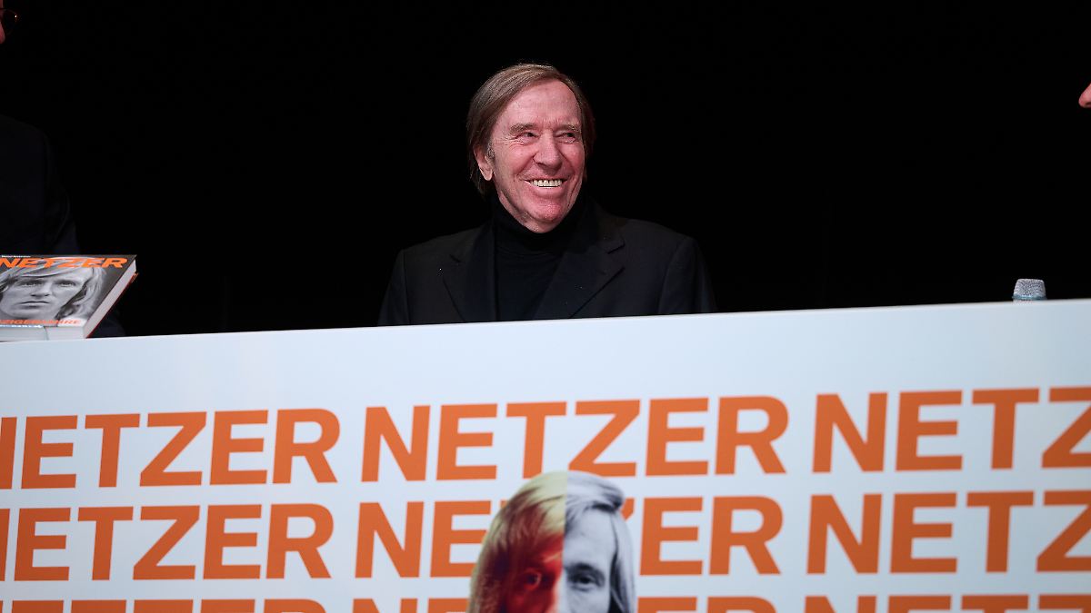 Günter Netzer in Tränen: Fußball-Legende überrascht von eigener Ausstellung im Deutschen Fußballmuseum