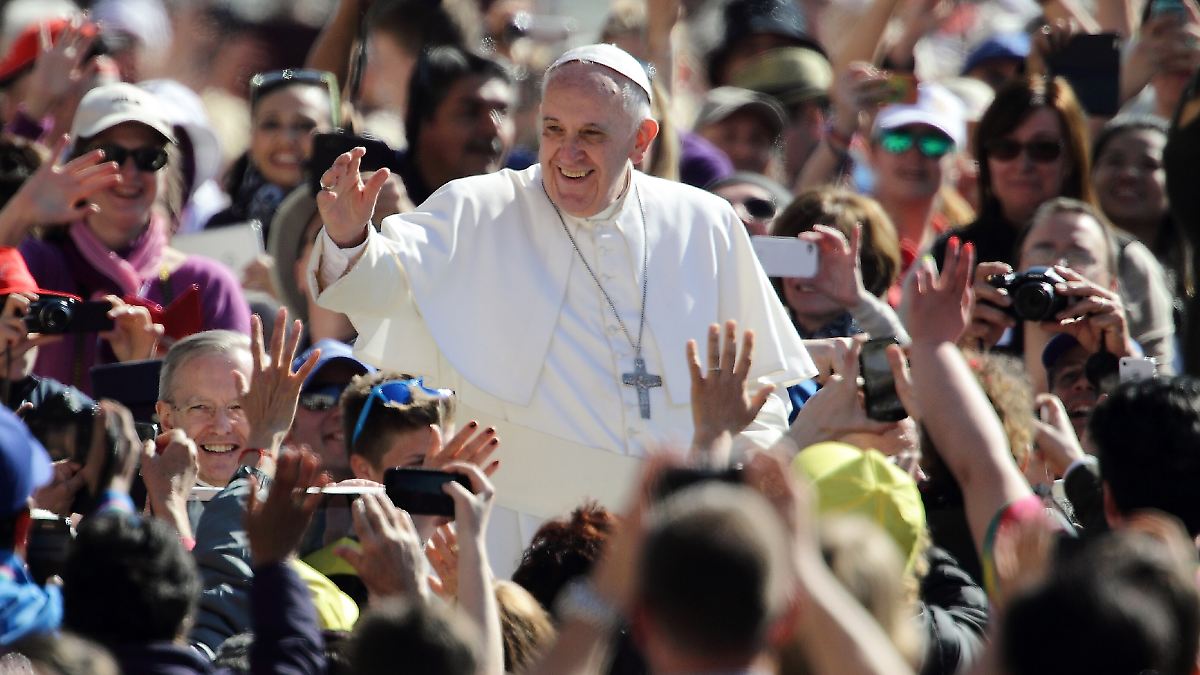 "Großer Papst der Geschichte": Theologe: Franziskus wollte "verbeulte Kirche" nah bei den Menschen