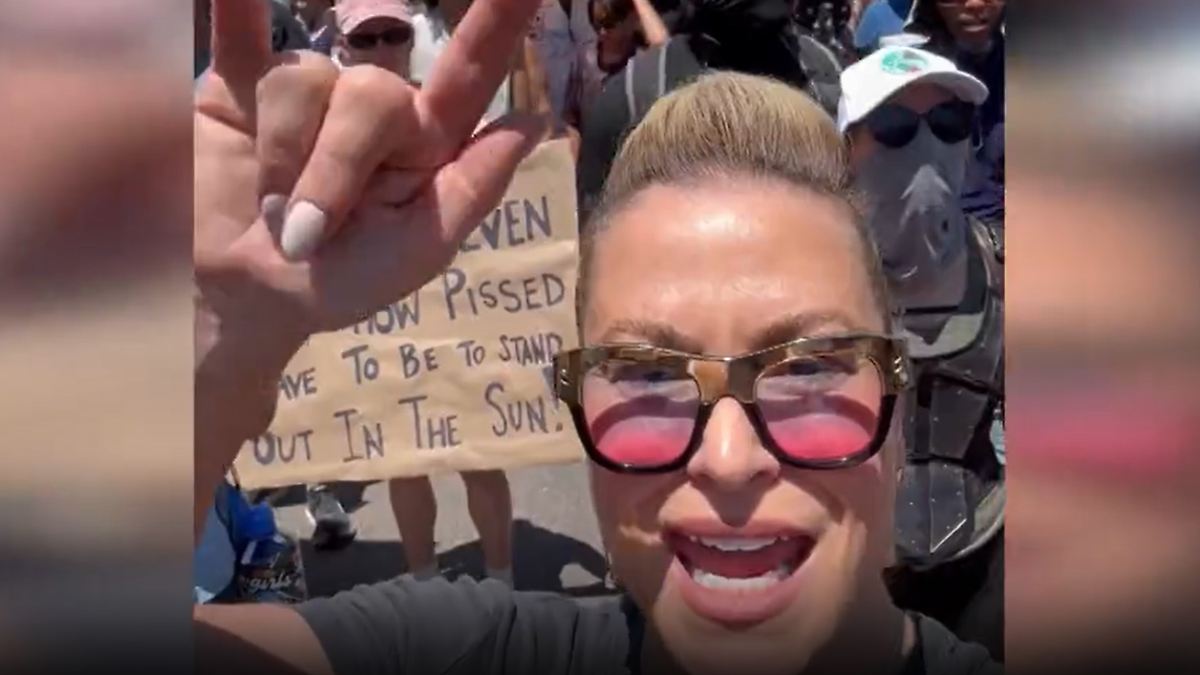 Anastacia zeigt sich bei Anti-Trump-Demo: Prominente unterstützt Proteste gegen autoritäre Politik