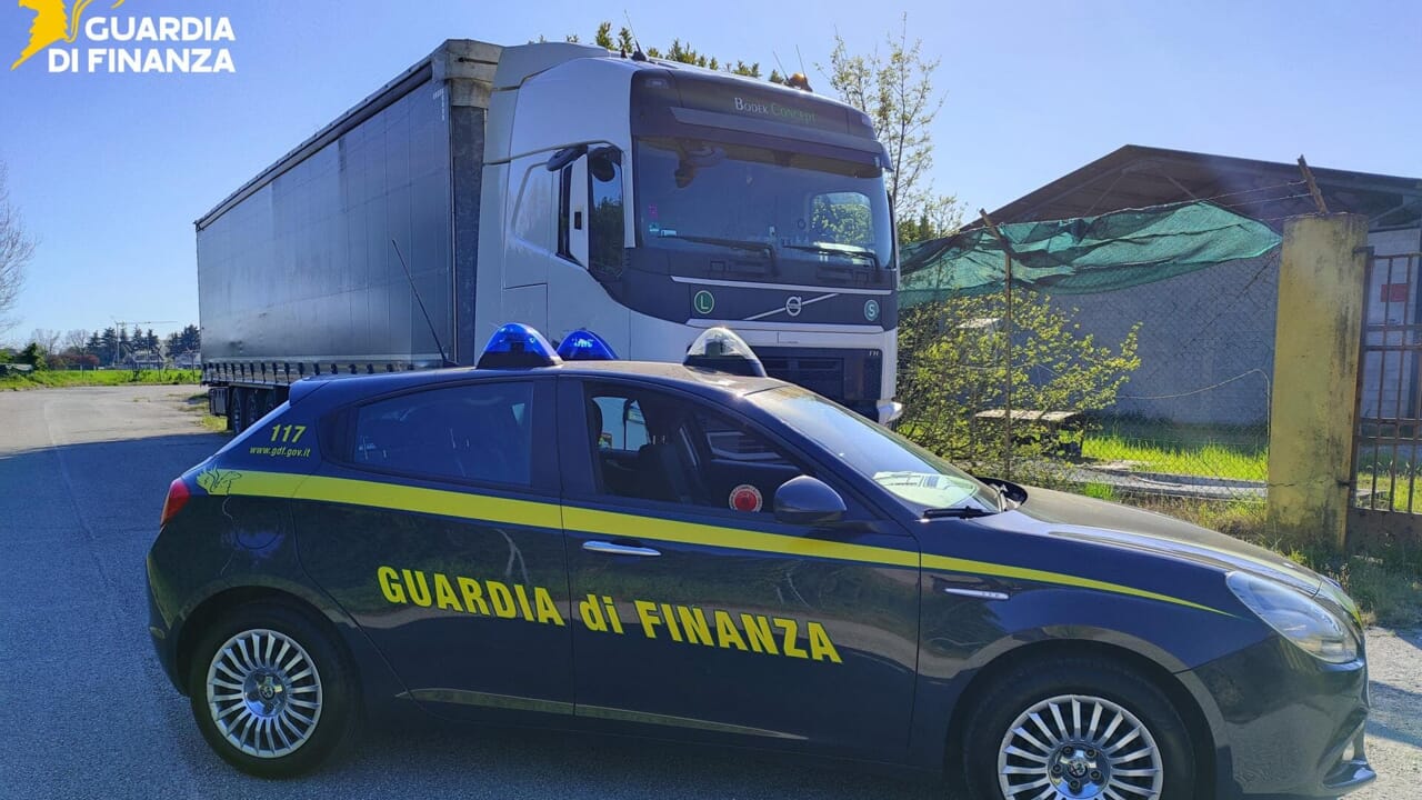Alcol etilico polacco da trasformare in disinfettante: maxi-indagine della finanza