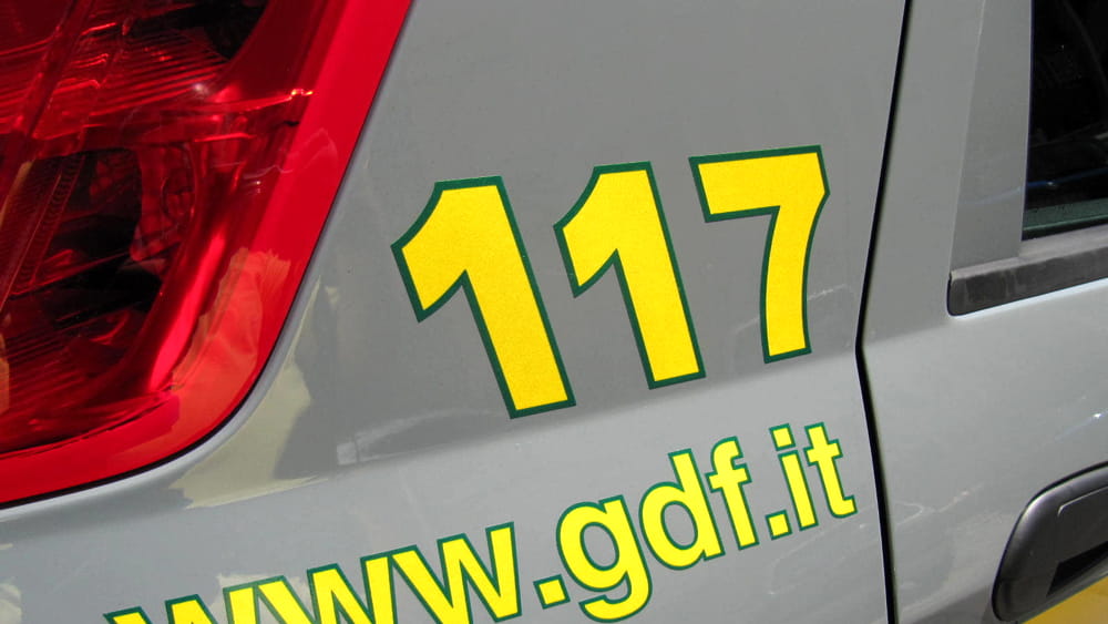 Scoperta discarica di amianto nel giardino: la Guardia di Finanza interviene