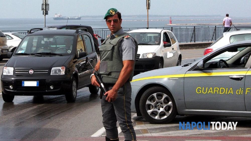 Scoperta a Napoli: 25 milioni di cartine e filtri di tabacco illegali sequestrati