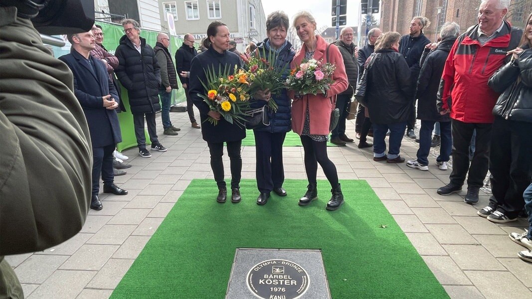 Neubrandenburg: Sportlerinnen auf "Walk of Sport" geehrt