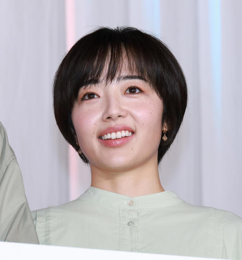 森田望智、花見の楽しみを綿菓子と共に！お花見ショットを公開