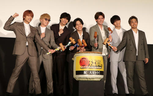 藤原紀香とWEST．7人組が映画イベントに登場！ド派手衣装が話題