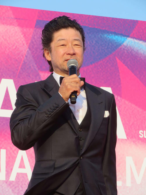 浅野忠信、横浜国際映画祭でレッドカーペットに登場！「横浜愛」あふれる姿に注目