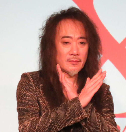 X JAPAN PATA、ライブ車椅子出演に加え背骨骨折判明！ツアー延期も発表…ファンを心配の現状