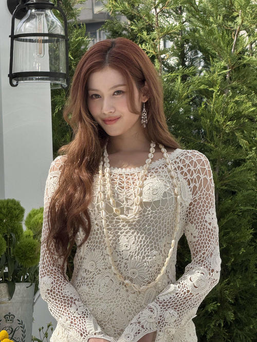 TWICE サナ、表参道に麗しのニットワンピース姿！ Ralph Laurenイベントで魅惑のグラマールを披露