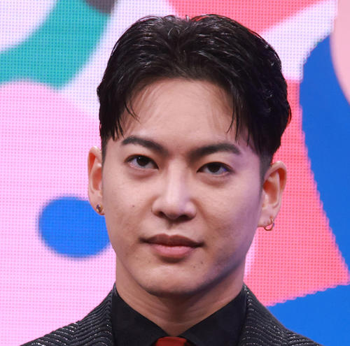 BE:FIRST 三山凌輝、鮮やかなカラフルトップスで魅惑のワイルドスタイル！ファンを虜にするビジュアルとは？