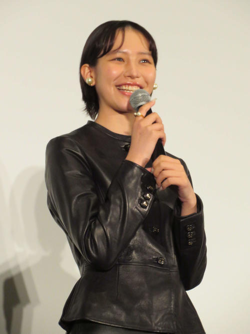 南沙良、映画主演作舞台挨拶で告白！水恐怖症の過去と役作りへの影響とは？