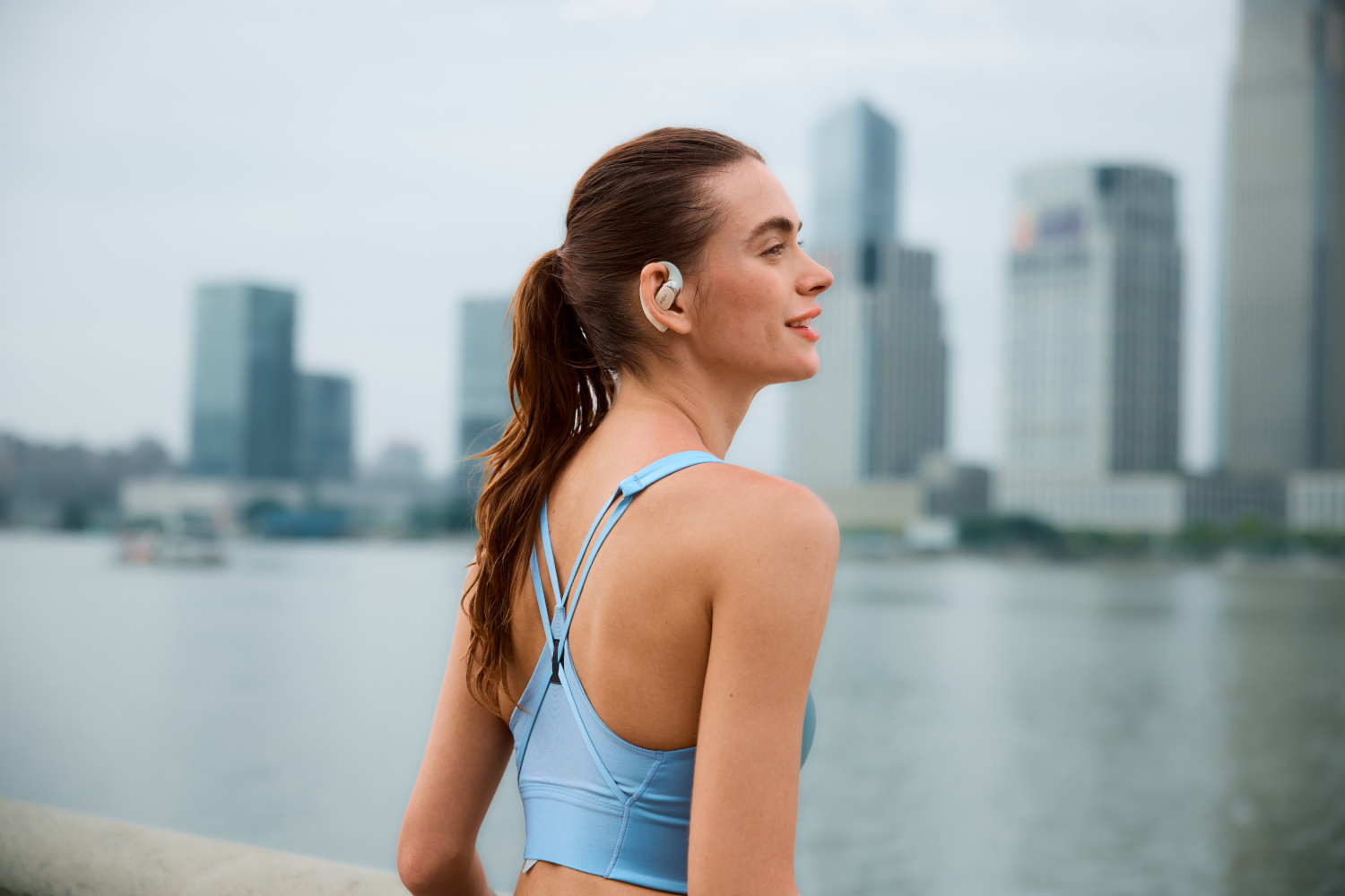 Shokz OpenFit 2: Revolutionäre Open-Ear-Kopfhörer für Sport und Büro