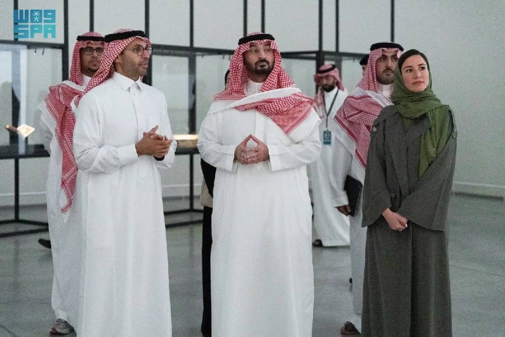 وزير الحرس الوطني يفتح أبواب المعرفة بزيارة «بينالي الفنون الإسلامية 2025»