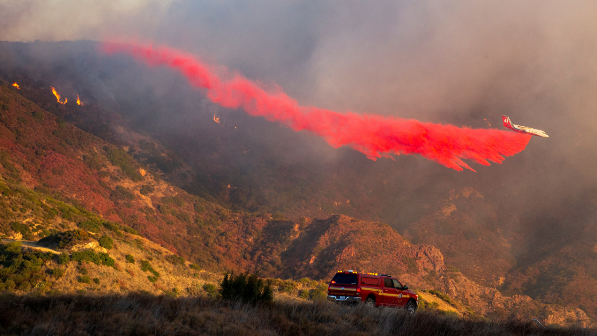 Incendio forestal en Malibú: miles de personas evacuadas y celebridades afectadas