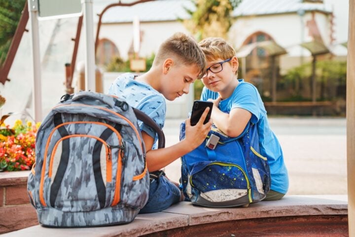 Smartphone ai Minori: il Parlamento Europeo Discute il Divieto fino a 15 Anni per Tutelare la Salute Mentale e il Rendimento Scolastico