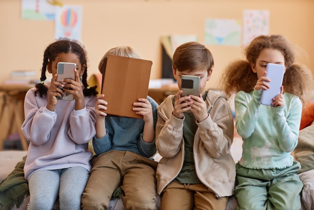Finlandia introduce nuova regola per cellulari a scuola: uso autorizzato solo per scopi educativi e salute
