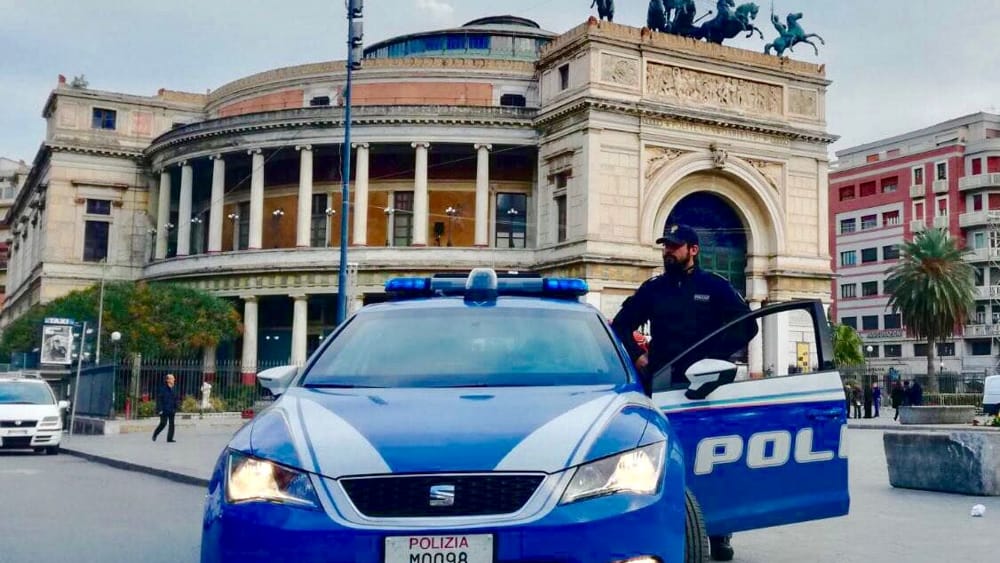 Natale solidale: la polizia offre un pomeriggio di spettacolo ai bambini in difficoltà
