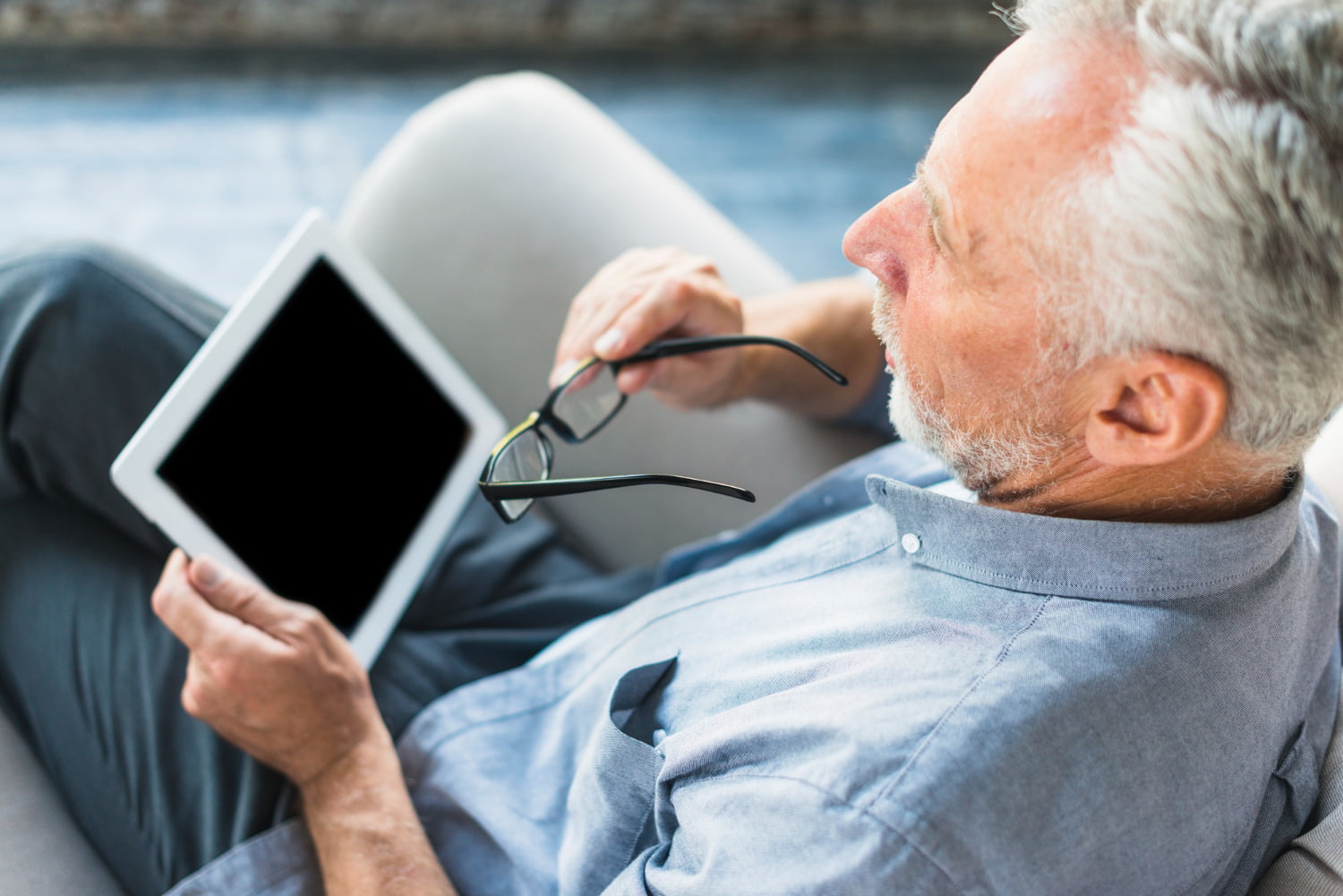 Découvrez comment les seniors peuvent maîtriser la technologie en 10 étapes simples