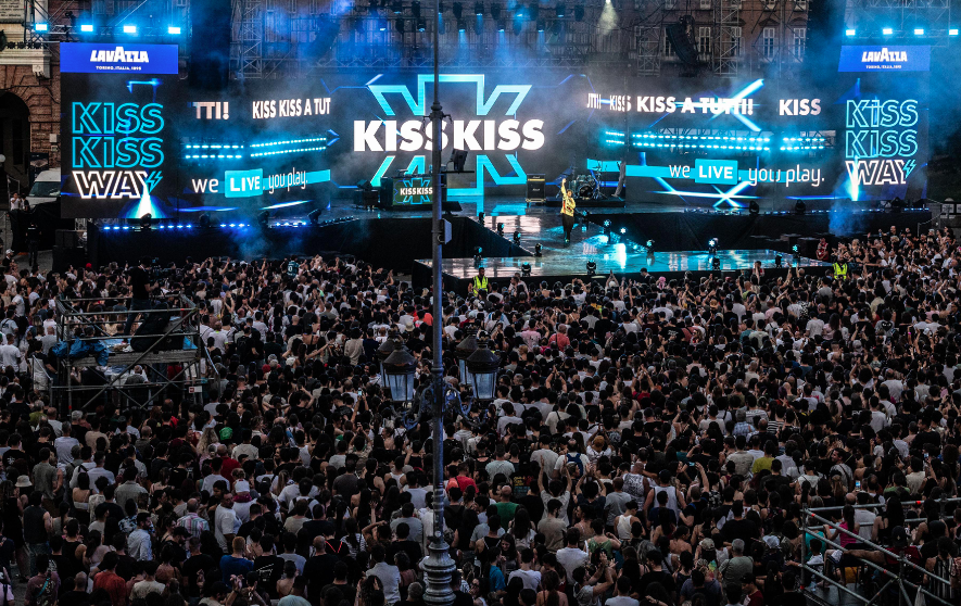 Torino in Festa: Oltre 30.000 Persone al Kiss Kiss Way in Piazza Castello!
