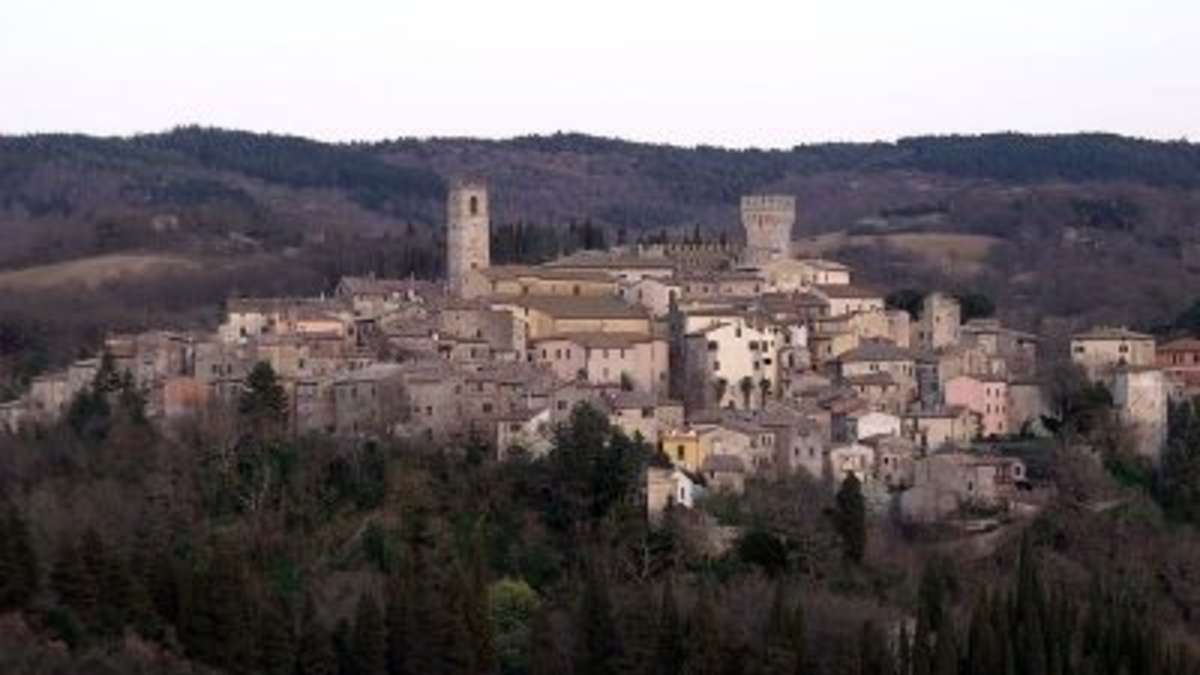 Monica Bellucci e Tim Burton comprano casa nel senese: nido d'amore a San Casciano dei Bagni