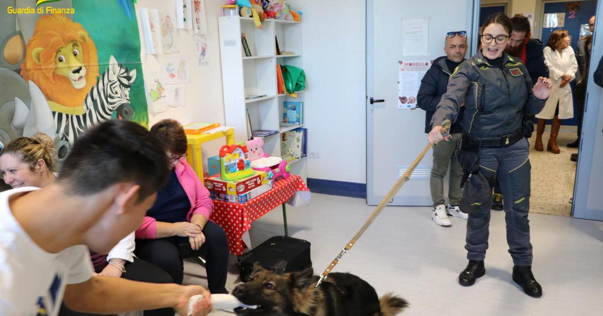 Forze dell'ordine in ospedale: doni e sorrisi per i bambini ricoverati