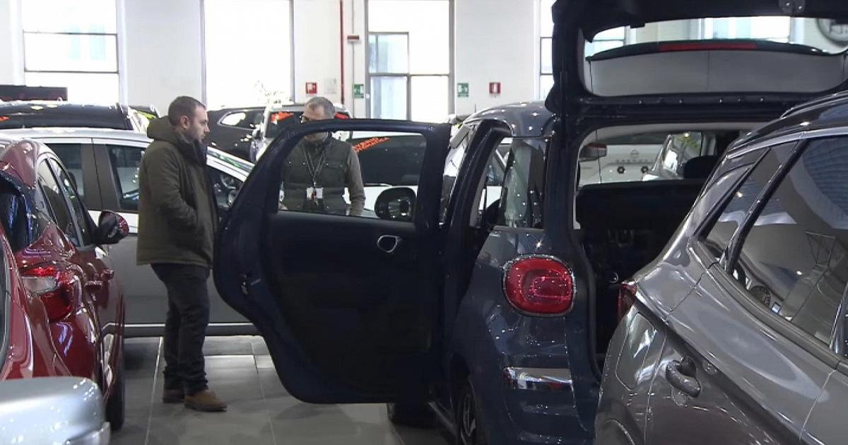 Indagine sui consumi: tiene l'auto usata, in calo la tecnologia
