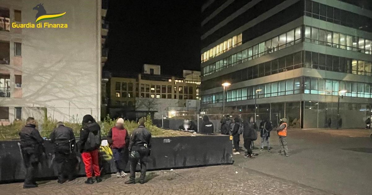 Blitz della Guardia di Finanza: scoperte droghe nascoste e violazioni di Daspo