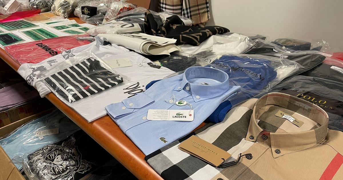 Industria del Falso Svelata: Guardia di Finanza di Macerata Scopre Capi Taroccati nei Negozi