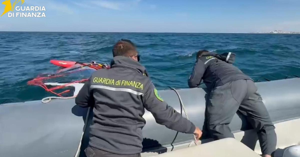 In difficoltà con il windsurf nelle acque di Manfredonia, salvato dalla Guardia di Finanza