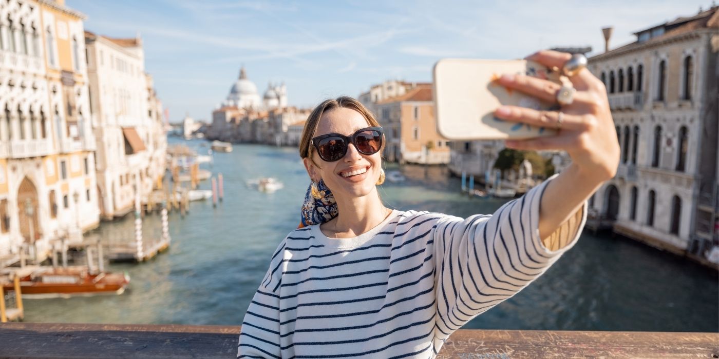 La pressione dei social: come le famiglie si indebitano per uno stile di vita da mostra