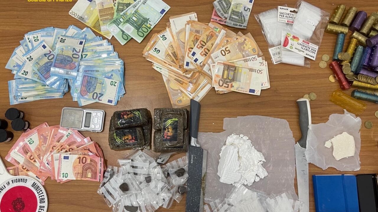 Droga in auto, due arresti e sequestro di un chilo di sostanze stupefacenti