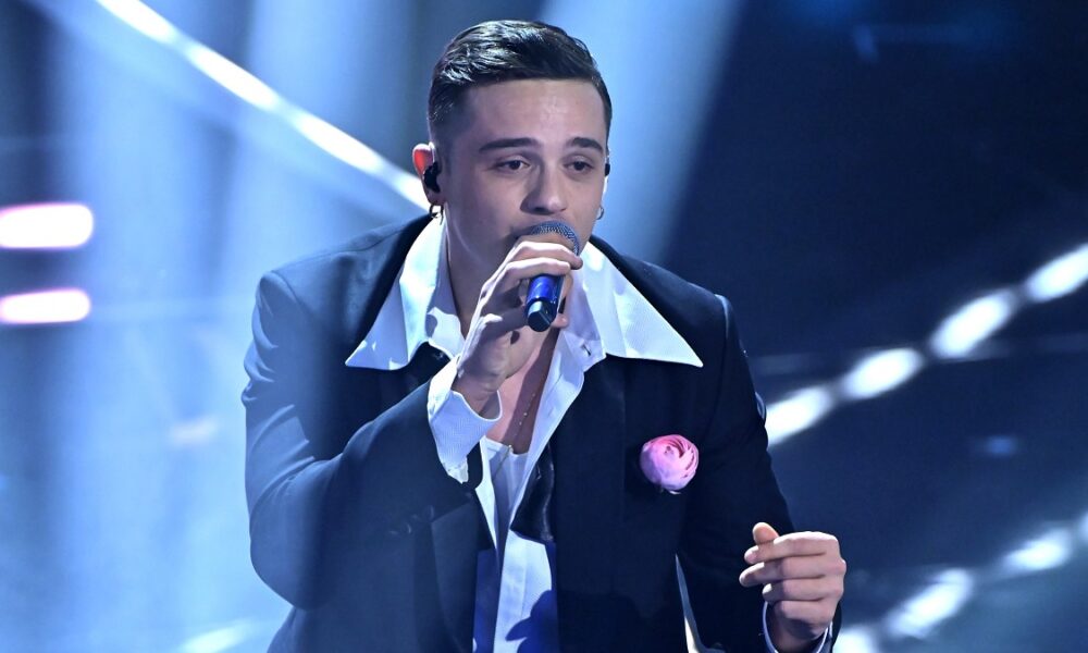 Olly, il Vincitore di Sanremo 2025, Svela il Suo Casco da Motociclista Blucerchiato!
