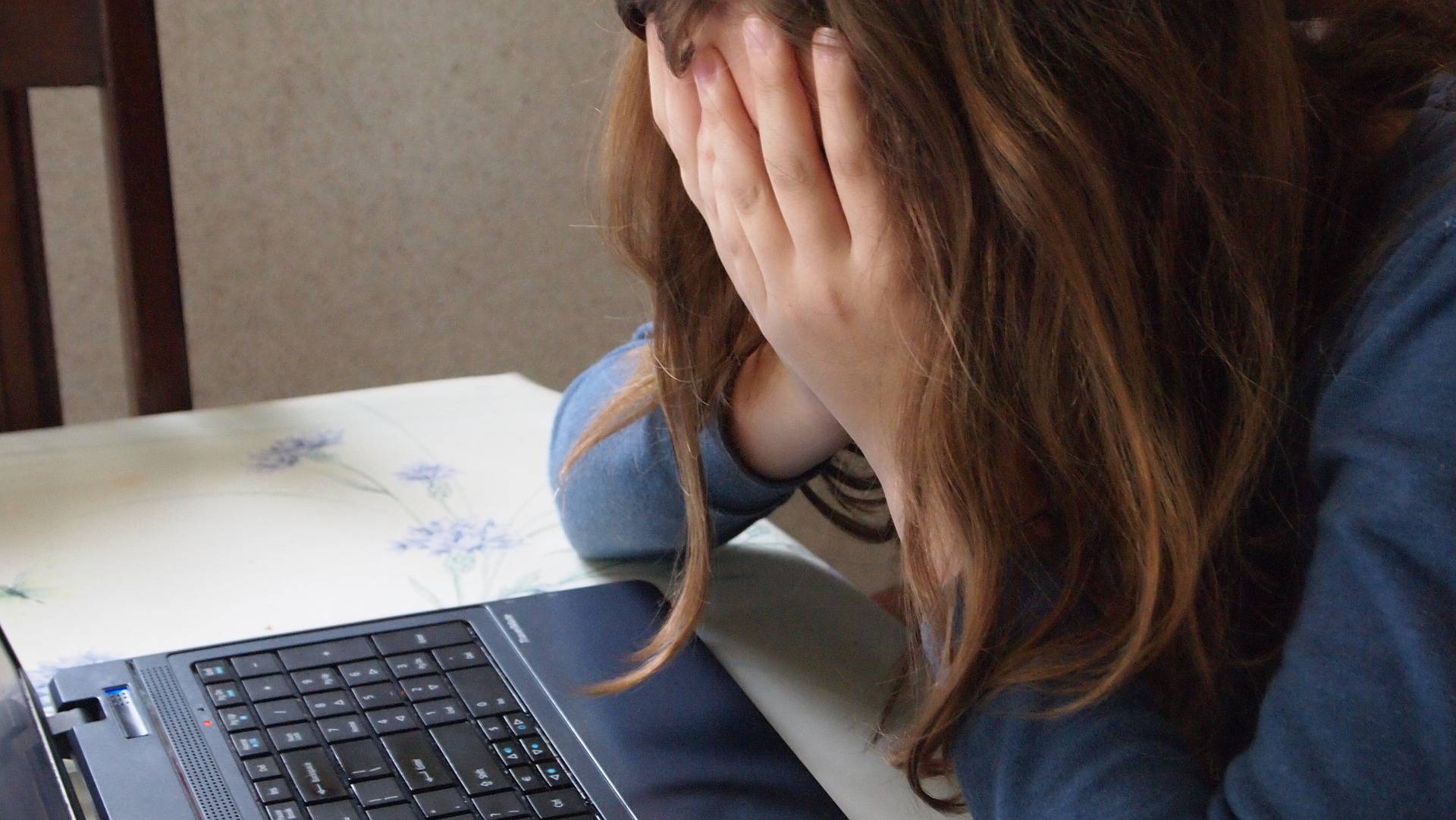 Proteggi i tuoi figli dalle truffe online: la Polizia avverte sui pericoli dei Social Media