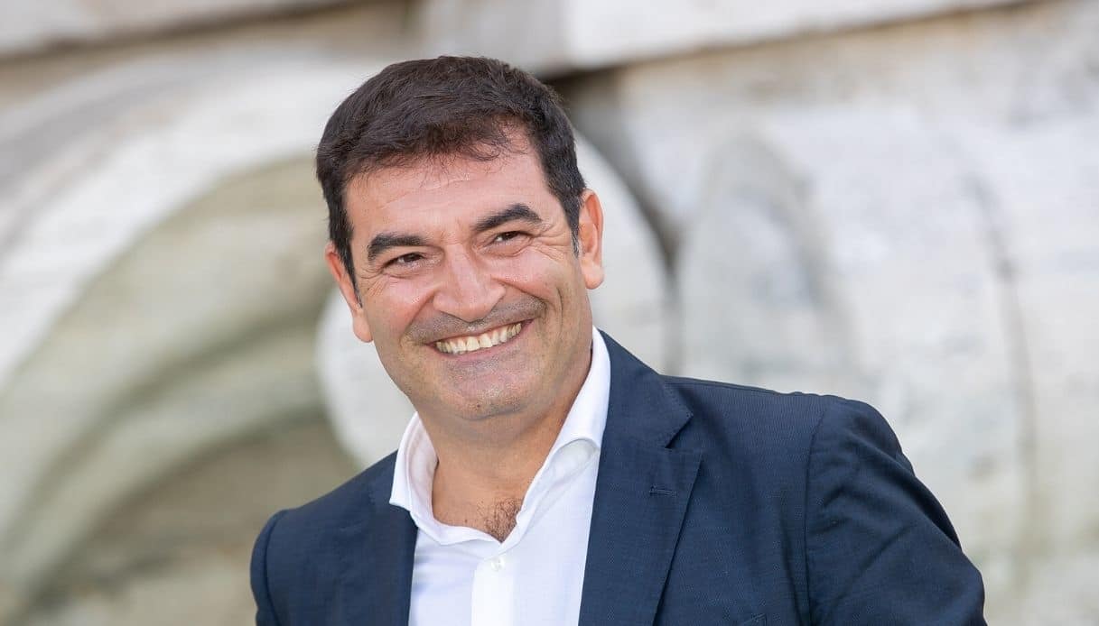 Max Giusti entra nella squadra Mediaset: esperienza, comicità e nuovi progetti in arrivo
