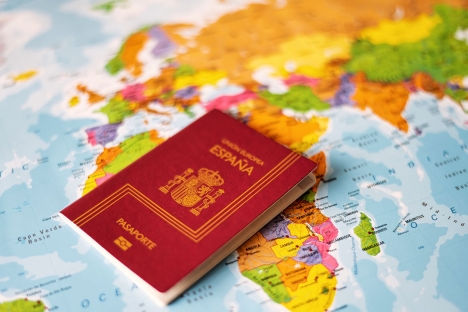 Spanien välkomnar rekordmånga nya medborgare: Över 220 000 latinamerikaner får spanskt pass!