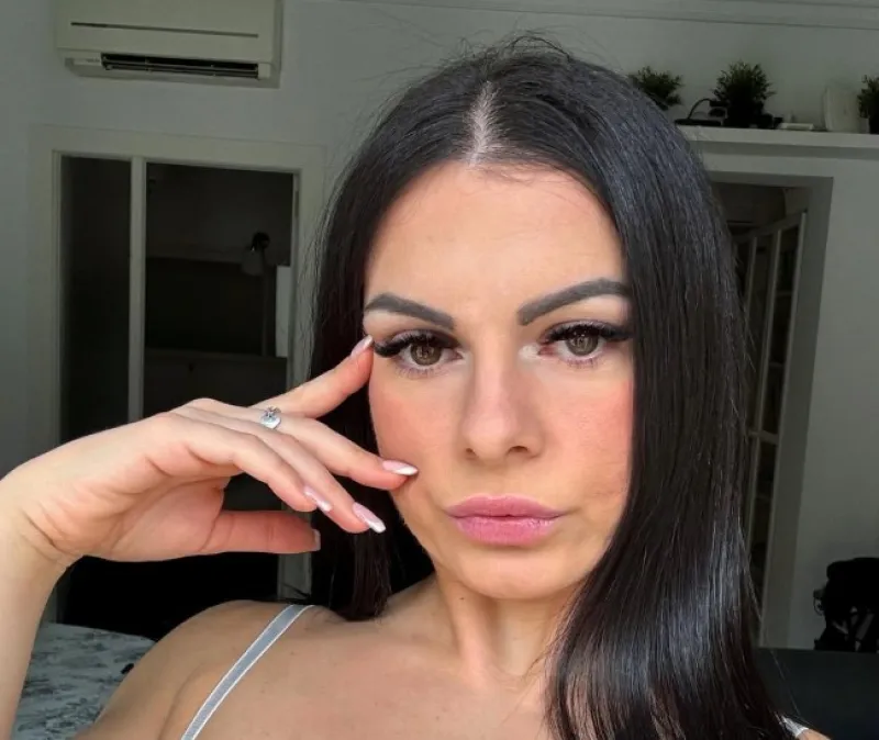 Elena Maraga licenziata, ma il profilo OF della sexy maestra fa il botto