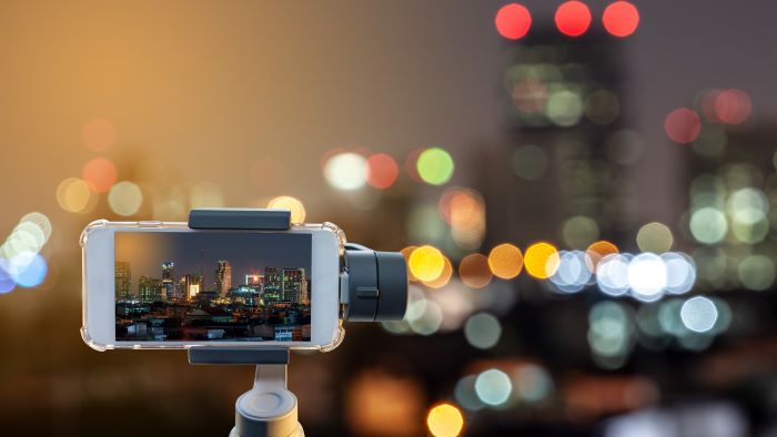 Influencer krijgt taakstraf en bestuursverbod na jarenlange btw-fraude en vervalsing hypotheek