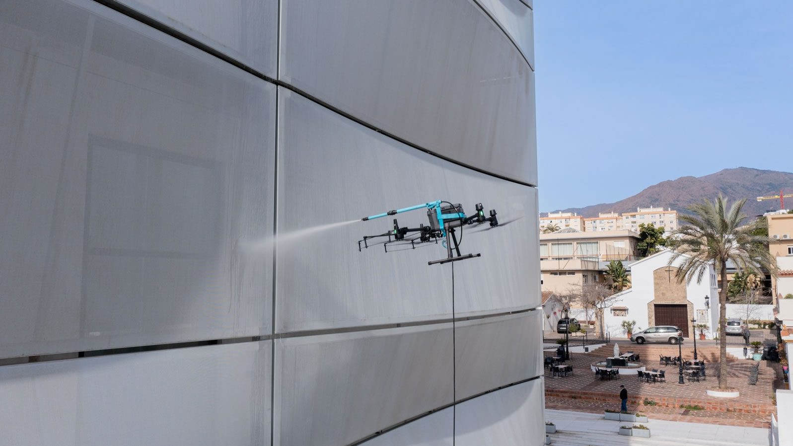 Estepona Pionera en Limpieza de Fachadas con Drones: Ahorro de Agua y Eficiencia